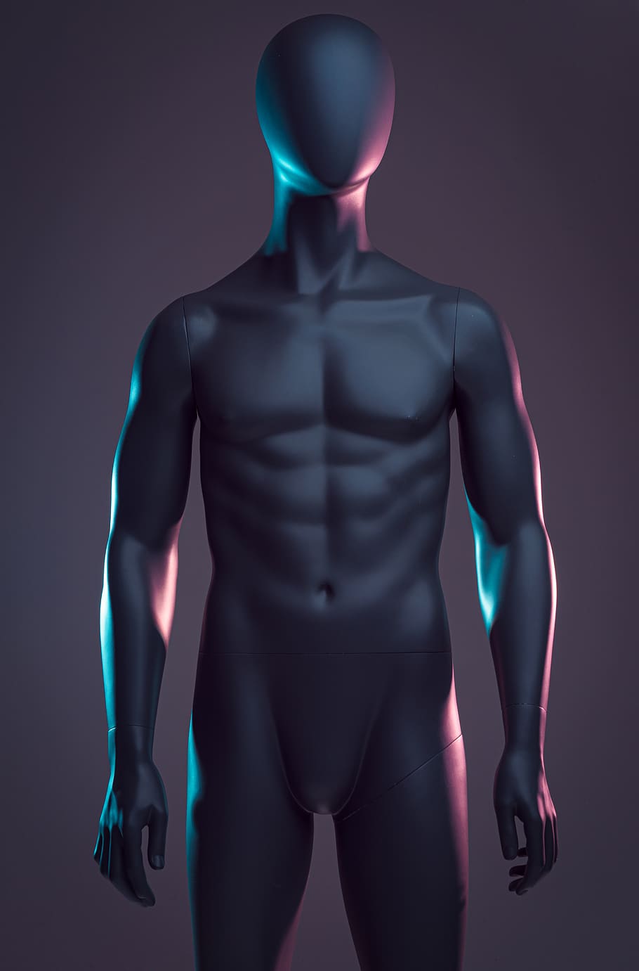 maniquí, tors, persona, humà, porpra, home, llum, masculí, fosc, blau, vermell, magenta, model, alienígena, cap, spandex, coll, capa, roba, tir de l'estudi, a l'interior, representació humana, futurista, vista frontal, representació, cyborg, il·luminat, de peu, una persona, fons de colors, brillant, semblança masculina, sense camisa, adult jove, part del cos humà, adult, força, fons negre, 5K