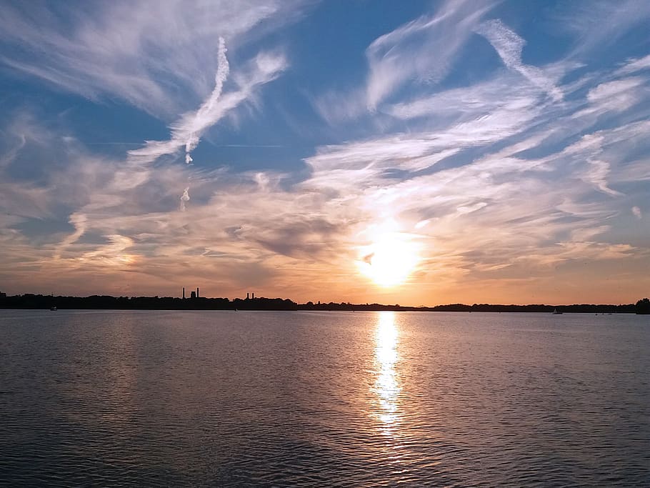 tramonto, nuvole, bizzarro, atmosferico, cielo, acqua, bellezza nella natura, scenics - natura, nuvola - cielo, la tranquillità, scena tranquilla, lungomare, riflessione, natura, nessuno, mare, idilliaco, colore arancione, scena non urbana, luce del sole, silhouette, all'aperto, 2K