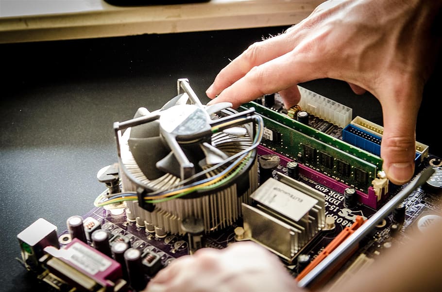servei, això, ordinadors, reparació, electrònica, ordinador, equips informàtics, components, tecnologia, equipament, mà humana, part del cos humà, mà, una persona, estil retro, enfocament selectiu, a l'interior, primer pla, part del cos, celebració, ocupació, obsoleta, indústria, habilitat, adult, gran grup d'objectes, dit, extremitat humana, 1080P