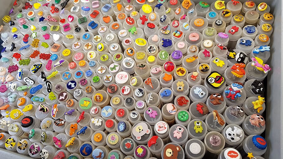 patró, col · lecció, fons, ornament, botons, botó, mercat de teixits, teixit, cosir, colorit, mà d'obra, fil, creatiu, decoració, color, imatge de fons, multicolor, gran grup d'objectes, variació, elecció, abundància, cap gent, marc complet, natura morta, costat a costat, a l'interior, vista d’angle alt, arranjament, en fila, venda al detall, art i artesania, tapa d’ampolla, ordre, 4K