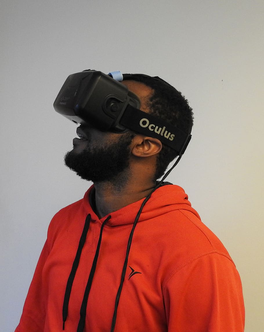 realitat virtual, oculus, tecnologia, la realitat, virtual, auriculars, entreteniment, futurista, dispositiu, home, asiàtic, africà, tir de l'estudi, una persona, home jove, a l'interior, estils de vida, retrat, adult jove, activitat d'oci, vermell, de peu, roba casual, tirada al cap, vista frontal, homes, mirant, tapa, homes de mitjana edat, mascles, fons blanc, 2K