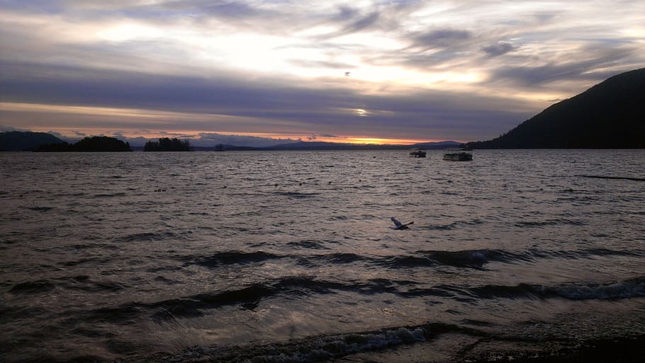 posta de sol, lican, raig, cel, aigua, núvol - cel, mar, escenics - natura, bellesa a la natura, tranquil·litat, escena tranquil·la, naturalesa, platja, terra, cap gent, idíl·lic, horitzó, vespre, color taronja, escena no urbana, a l'aire lliure, horitzó sobre l’aigua, 2K