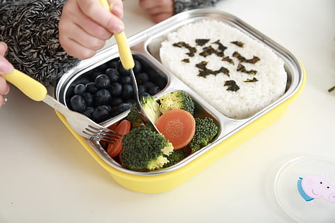 vajilla infantil, dividir, comida, comida y bebida, mano humana, mano, parte del cuerpo humano, cuenco, alimentación saludable, frescura, bienestar, adentro, una persona, utensilio de cocina, estilos de vida, preparación, vegetal, cuchara, participación, vista de alto ángulo, Fruta, preparando comida, 5K, CC0, dominio público, libre de derechos