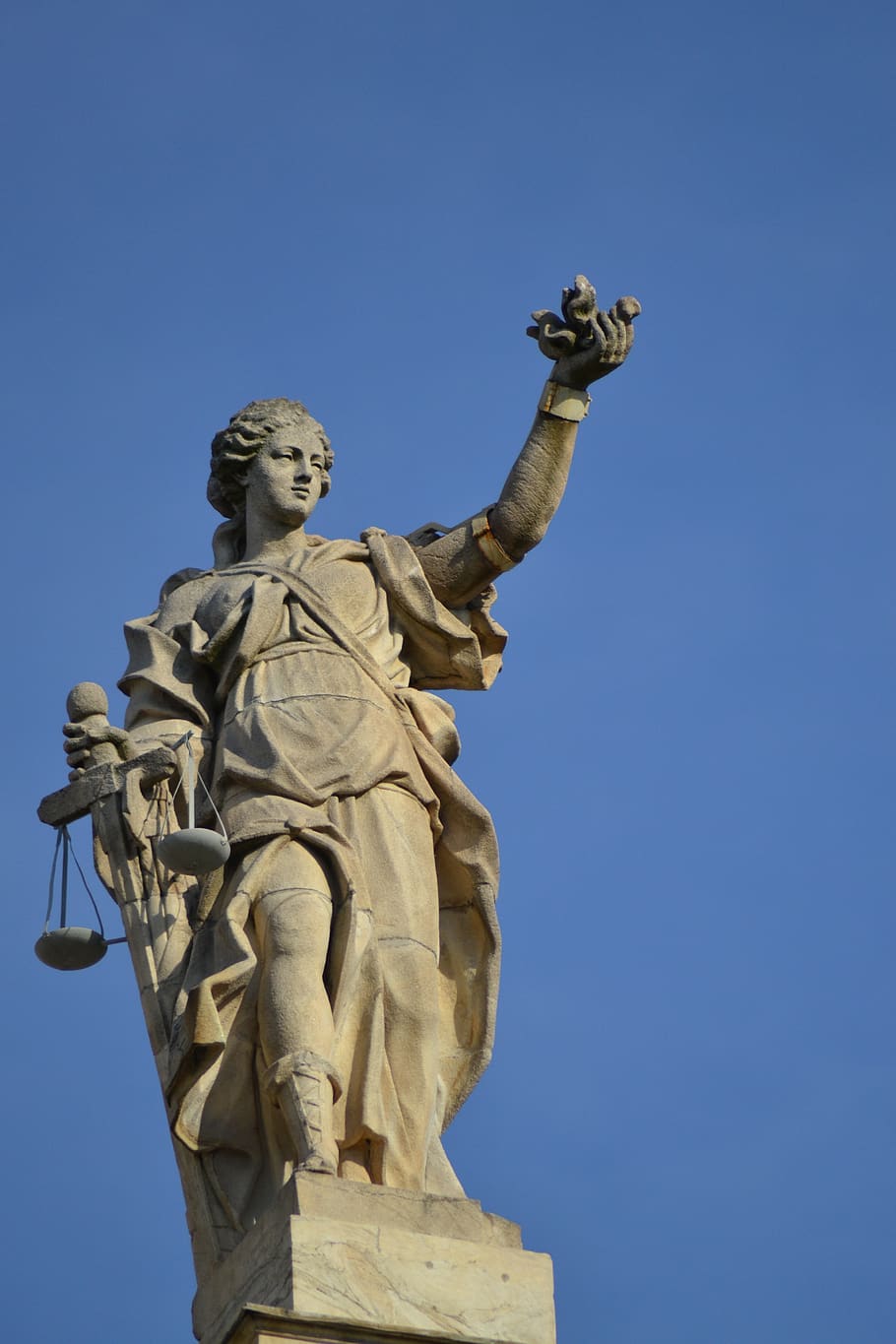 statua, arte, vecchio, scultura, blu, arte e artigianato, rappresentazione umana, Inquadratura dal basso, cielo, natura, storia, cielo sereno, giorno, il passato, rappresentazione, credenza, architettura, religione, spada, arma, nessuno, bilancia, processo legale, 4K
