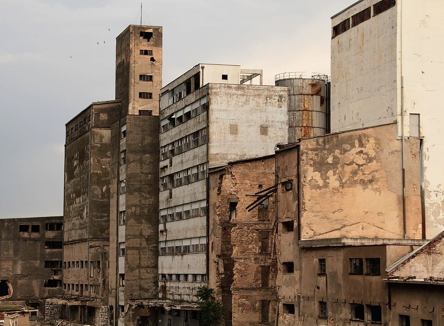 indústria, ruïnes, devastació, arquitectura, estructura construïda, exterior de l'edifici, edifici, cap gent, vell, cel, història, abandonat, dia, ciutat, el passat, vista d’angle baix, a l'aire lliure, naturalesa, barri residencial, espatllat, finestra, destinacions de viatge, obsoleta, 4K