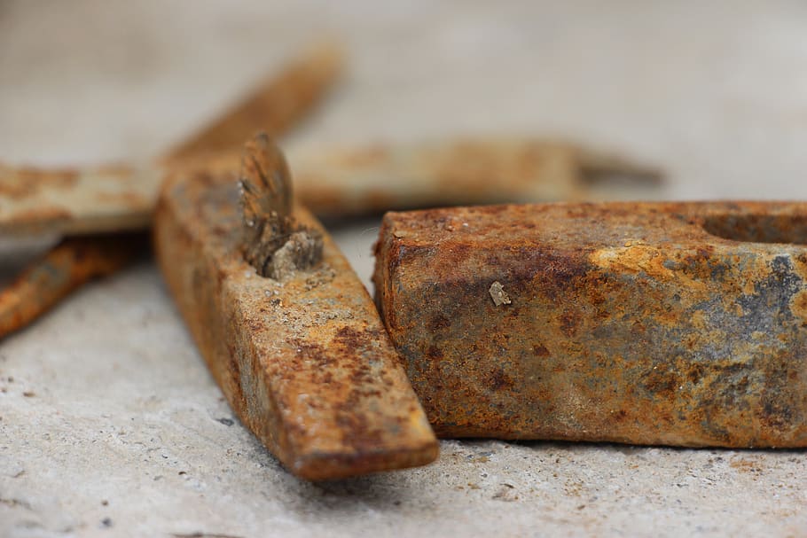 ferro, ruggine, arrugginito, metallo, vecchio, elementi, martello, teste di martello, avvicinamento, cibo e bevande, cibo, nessuno, in casa, natura morta, messa a fuoco selettiva, freschezza, pane, benessere, concentrarsi sulle conoscenze acquisite, legno - materiale, Marrone, intemperie, corri giù, cattiva condizione, obsoleto, 5K
