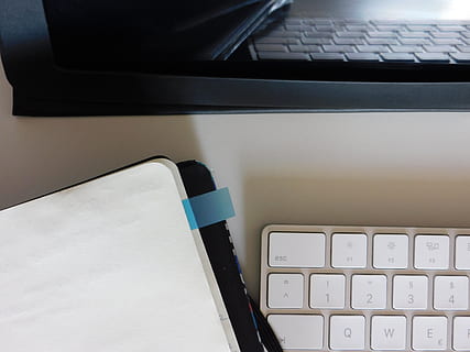 pubblicalo, promemoria, lavoro, vuoto, bianca, tecnologia, Piano, appunti, carta geografica, Nota, ufficio, gli appunti, studio, tavoletta, attività, cancelleria, computer, attrezzatura informatica, tastiera, tastiera del computer, il computer portatile, tecnologia wireless, connessione, comunicazione, in casa, avvicinamento, tavolo, natura morta, nessuno, parte del computer, attività commerciale, dispositivo di informazione portatile, vista dall'alto, tasto del computer, rete di computer, 4K, CC0, dominio pubblico, privo di copyright