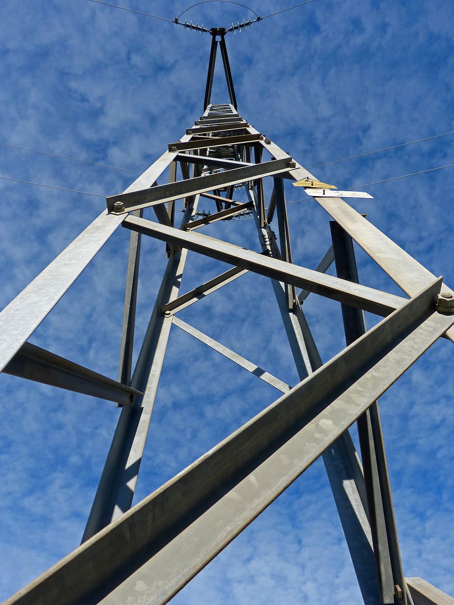 elektrischer Turm, Stromleitung, Perspektive, Himmel, Flachwinkelansicht, die Architektur, gebaute Struktur, Blau, Tag, Metall, Natur, keine Leute, wolke - himmel, Turm, draußen, Kraftstoff- und Stromerzeugung, Leiter, Verbindung, große Höhe, Sonnenlicht, Muster, Aussichtsturm, Gebäudehülle, 4K