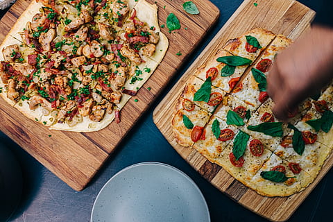 két, leveles, élelmiszer, pizza, növény, emberi, személy, asztal, étkezőasztal, bútor, gyárt, növényi, faipari, sajt, kéz, szabadtéri, villásreggeli, lavash, mozzarella, csirke, bazsalikom, paradicsom, étel és ital, emberi testrész, emberi kéz, frissesség, olasz étel, fedett, egészségtelen táplálkozás, egy ember, evésre kész, tejtermék, igazi emberek, felismerhetetlen személy, fa - anyag, magas szög kilátás, ujj, étkezés, készítmény, ételt előkészíteni, kísértés, 4K, CC0, közkincs, jogdíjmentes