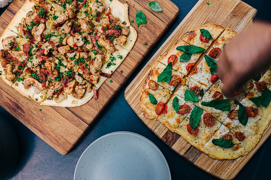 to, grønne, mad, pizza, plante, human, person, bord, spisebord, møbel, fremstille, grøntsag, træ, ost, hånd, udendørs, brunch, lavash, mozzarella, kylling, basilikum, tomat, mad og drikke, menneskelig kropsdel, menneskelig hånd, friskhed, italiensk mad, indendørs, usund spisning, en person, klar til at spise, mejeriprodukt, rigtige mennesker, uigenkendelig person, træ - materiale, høj vinkel visning, finger, måltid, forberedelse, urt, forbereder mad, fristelse, 4K