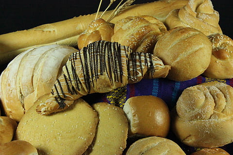 Bodegones, Brot, Kader, Essen und Trinken, Lebensmittel, Frische, Nahansicht, drinnen, keine Leute, gebacken, Stillleben, große gruppe von gegenständen, Fülle, Wohlbefinden, High Angle View, gesundes Essen, fertig für den Verzehr, braun, Genuss, Wahl, Geschäft, Bäckerei, Snack, 5K, CC0, gemeinfrei, lizenzfrei