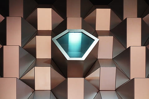 die Architektur, Gebäude, Infrastruktur, Struktur, Muster, gestalten, abstrakt, Geometrische Figur, Design, keine Leute, modern, drinnen, Hintergründe, gebaute Struktur, Wiederholung, Pappschachtel, Hexagon, Box, digitaler Verbund, Karton, Vollbild, Dreieck Form, Decke, 4K, CC0, gemeinfrei, lizenzfrei