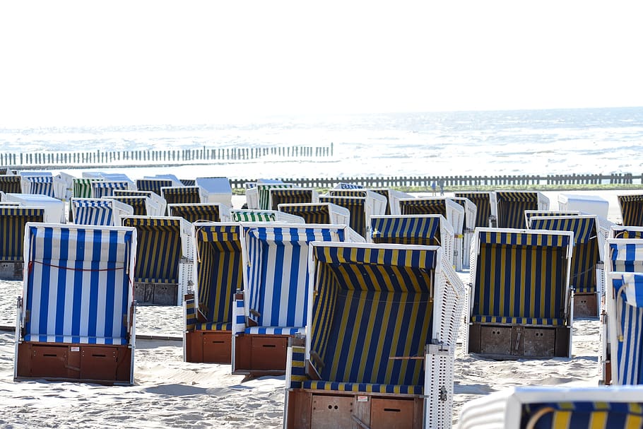 Strand, Korb, Körbe, Stuhl, Himmel, Strandkorb mit Kapuze, Sitz, Land, Natur, Tag, Meer, Wasser, Sand, keine Leute, Abwesenheit, Sonnenlicht, in einer Reihe, klarer Himmel, Horizont, Ruhe, draußen, Horizont über Wasser, 4K