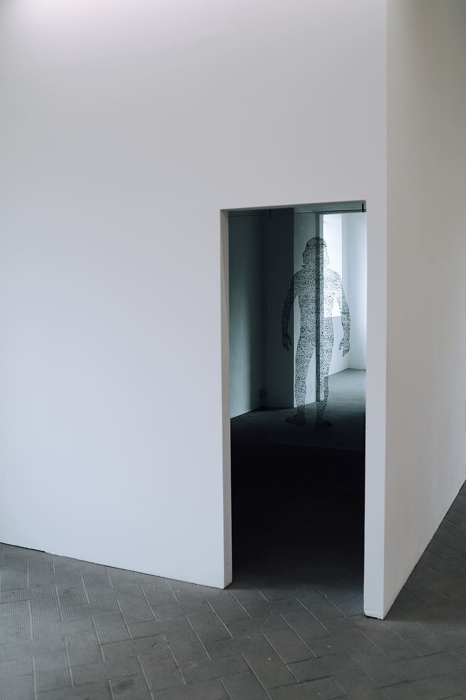 paret pintada de blanc, a l'interior, disseny d'interiors, sòls, habitació, pis, porta, mobles, passadís, vestíbul, porta corredissa, il·luminació, cantonada, vestidor, dormitori, edifici, habitatge, armari, gabinet, aparador, fusta, entrada, arquitectura, cap gent, habitació domèstica, interior de casa, absència, dia, Color blanc, funció de construcció de parets, modern, obert, casa, naturalesa, còpia espai, sòl de rajoles, luxe, 5K