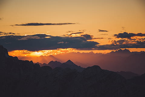 posta de sol, muntanyes, rang, vista, panorama, núvols, paisatge, llum, silueta, a l'aire lliure, raig de llum, tarda, roques, pics, cims, escena, bellesa a la natura, cel, escenics - natura, tranquil·litat, muntanya, escena tranquil·la, color taronja, Serra, idíl·lic, escena no urbana, naturalesa, cap gent, núvol - cel, medi ambient, majestuós, remot, cim de muntanya, 4K, CC0, domini públic, lliure de regalies