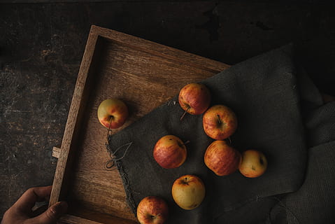 vermell, pomes, marró, prestatge, planta, menjar, persona, humà, fruita, poma, préssec, produir, llum baixa, fusta, caqui, Magrana, albercoc, barana, postres, caramel, vidre, copa, fusta dura, alimentació saludable, menjar i beguda, frescor, benestar, part del cos humà, mà humana, una persona, celebració, vista d’angle alt, a l'interior, mà, taula, perspectiva personal, persones reals, persona irreconeixible, material de fusta, part del cos, dit, extremitat humana, 5K, CC0, domini públic, lliure de regalies