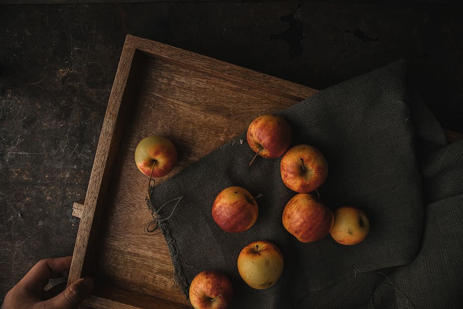 vermell, pomes, marró, prestatge, planta, menjar, persona, humà, fruita, poma, préssec, produir, llum baixa, fusta, caqui, Magrana, albercoc, barana, postres, caramel, vidre, copa, fusta dura, alimentació saludable, menjar i beguda, frescor, benestar, part del cos humà, mà humana, una persona, celebració, vista d’angle alt, a l'interior, mà, taula, perspectiva personal, persones reals, persona irreconeixible, material de fusta, part del cos, dit, extremitat humana, 5K