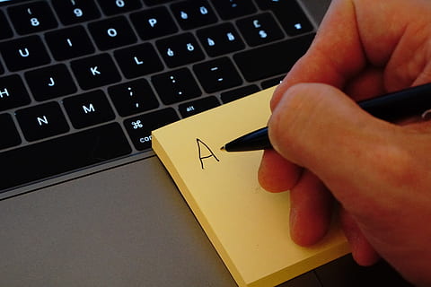 pubblicalo, mano, Scrivi, gli appunti, fallo, elenco, Nota, note adesive, memoria, bloc notes, mano umana, computer, attrezzatura informatica, comunicazione, parte del corpo umano, tastiera, tastiera del computer, tecnologia, tecnologia wireless, una persona, parte del corpo, connessione, il computer portatile, dito umano, dito, in casa, persona irriconoscibile, testo, alfabeto, digitando, chiodo, tasto del computer, 5K, CC0, dominio pubblico, privo di copyright
