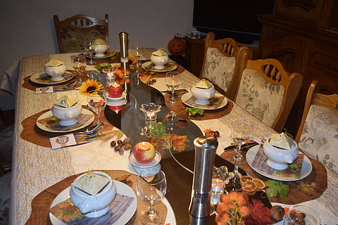 Tabelle, Geschirr, Besteck, Tischtuch, Essen und Trinken, Teller, High Angle View, drinnen, Getränk, Teekanne, Becher, Tasse, keine Leute, Lebensmittel, Teetasse, Haushaltsausstattung, Erfrischung, Tee, Untertasse, große gruppe von gegenständen, Möbel, Tee - heißes Getränk, Antiquität, Mahlzeit, heisses Getränk, Nachmittagstee, Rahmen, Glas, Tablett, 5K, CC0, gemeinfrei, lizenzfrei