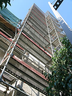 bastides, edifici, reestructuració, estructura construïda, arquitectura, vista d’angle baix, exterior de l'edifici, cel, planta, arbre, cap gent, naturalesa, dia, cel clar, creixement, a l'aire lliure, llum solar, ciutat, indústria, industria de la construcció, color verd, barri residencial, lloc, ubicació, apartament, 2K, CC0, domini públic, lliure de regalies