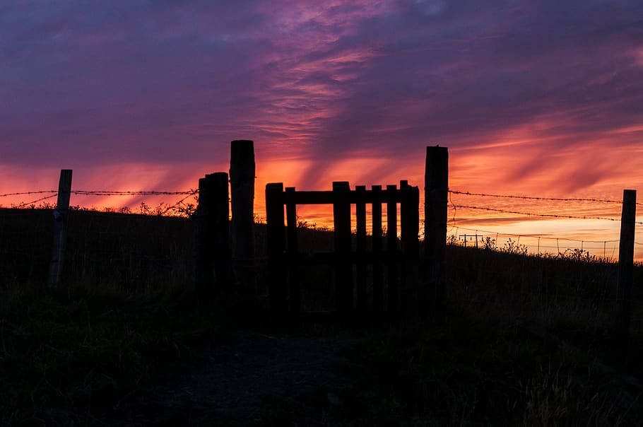 Sonnenuntergang, Himmel, Silhouette, Abend, Wolken, Stimmung, Landschaft, Beleuchtung, atmosphärisch, wolke - himmel, Natur, die Architektur, keine Leute, Ruhe, Tor, orange Farbe, Szenen - Natur, Schönheit in der Natur, ruhige Szene, Zaun, gebaute Struktur, Dramatischer Himmel, Dämmerung, Grenze, Land, draußen, 4K
