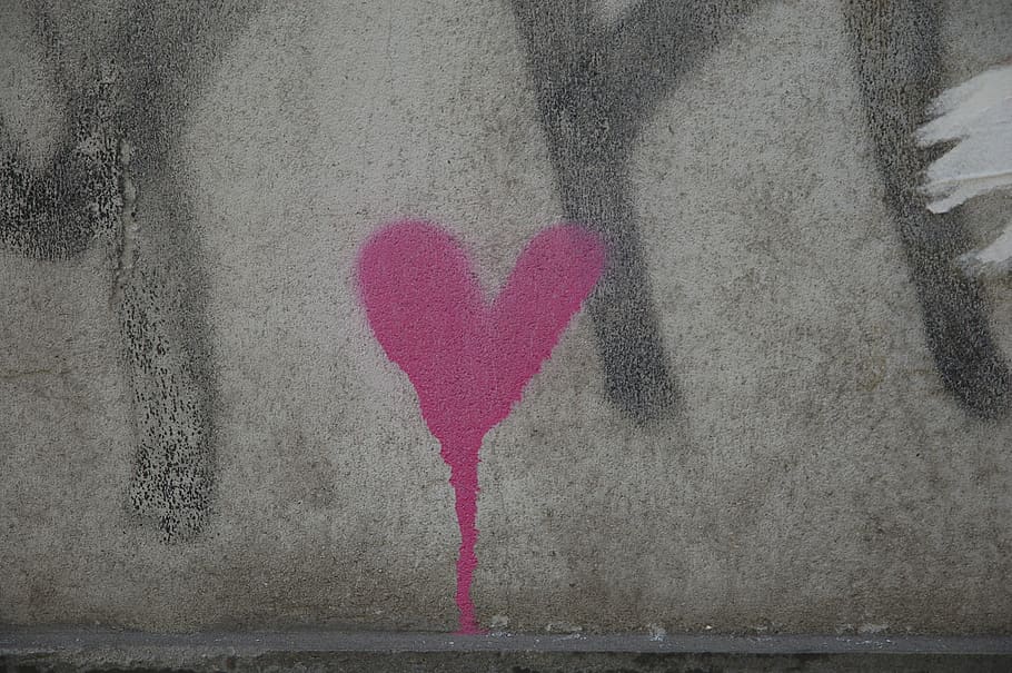 cor, graffiti, paret, forma del cor, emoció positiva, amor, emoció, creativitat, funció de construcció de parets, art i artesania, romanç, vermell, color rosa, dia, disseny, a l'interior, primer pla, art de carrer, símbol, pintura, dia de Sant Valentí: vacances, missatge, 2K