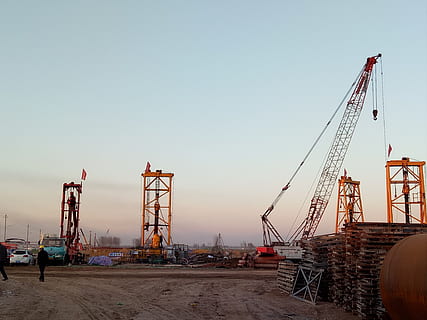 industria, grua, máquina, aparejo, cielo, maquinaria, grúa - maquinaria de construcción, cielo limpio, industria de construccion, arquitectura, desarrollo, sitio de construcción, naturaleza, copia espacio, estructura construida, equipos de construcción, día, nadie, al aire libre, negocio, transporte, tierra, equipo industrial, 4K, CC0, dominio público, libre de derechos