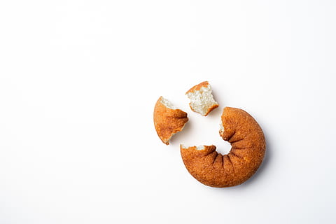 donut marró, menjar, croissant, dolços, pastisseria, postres, accessori, gots, accessoris, donut, pa, natilles, plat, pollastre fregit, nuggets, berenar, entrepà, esmorzar, cookie, menjar i beguda, tir de l'estudi, fons blanc, fruita, a l'interior, alimentació saludable, còpia espai, frescor, benestar, cap gent, natura morta, primer pla, falta de mossegada, pela, al forn, tallar, sol objecte, vista d’angle alt, 5K, CC0, domini públic, lliure de regalies