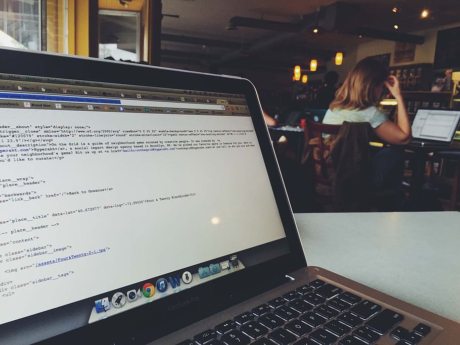 macbook, il computer portatile, computer, codifica, programmazione, tecnologia, attività commerciale, bar, lavoro, comunicazione, tecnologia wireless, connessione, persone reali, donne, persone, in casa, adulto, usando il portatile, tavolo, capelli, capelli lunghi, testo, attrezzatura informatica, acconciatura, tastiera, 1080P