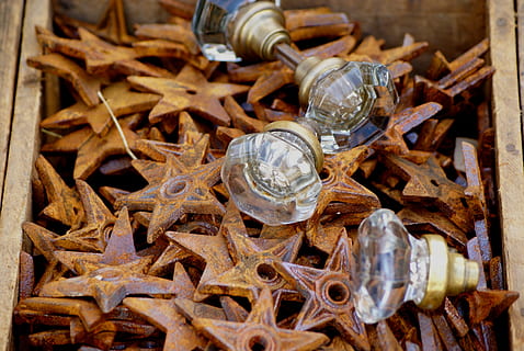 decoració, comandaments, estrelles, porta, òxid, textura, vell, disseny, vintage, retro, antiguitat, metall, envellit, vidre, símbol, resistent, decoratiu, col · lecció, segona mà, gran grup d'objectes, cap gent, primer pla, abundància, fauna animal, naturalesa, material de fusta, vista d’angle alt, shell, animal, animals a la natura, dia, a l'interior, closca d’animals, menjar i beguda, natura morta, Munt, sec, 4K, CC0, domini públic, lliure de regalies