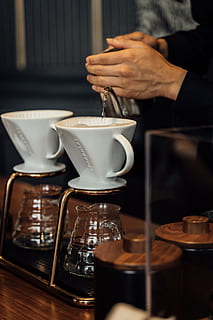 dos, ceràmica, tasses, prestatge, tassa, tassa de cafè, persona, humà, Xina, Chengdu, cafeteria, begudes, beure, urbà, botiga, starbucks, cafè, latte, vidre, plat, restaurant, espresso, dit, menjar i beguda, una persona, mà humana, refresc, mà, a l'interior, cafè - beguda, persones reals, abocament, celebració, part del cos humà, secció mitjana, frescor, centrar-se en primer pla, barista, 5K, CC0, domini públic, lliure de regalies