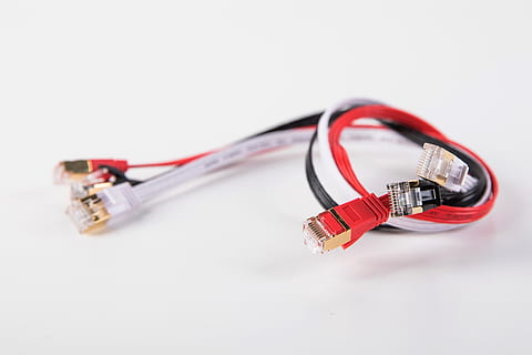 réseau, câble patch, rj-45, rj45, traitement de l'information, câbles de réseau, ethernet, câble LAN, connecteur réseau, pièce, paire torsadée, fond blanc, prise de vue en studio, câble d'ordinateur, prise de connexion réseau, câble, lien, la communication, l'Internet, La technologie, réseau informatique, objet unique, à l'intérieur, rouge, électricité, Technologie sans fil, fermer, personne, production de carburant et d'électricité, métal, espace de copie, source de courant, équipement électrique, 4K, CC0, domaine public, libre de droits