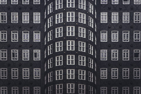 grigio, costruzione, finestre, città, alto aumento, cittadina, urbano, condominio, alloggiamento, Chilehaus, amburgo, finestra, Quartiere, camera, Camera da letto, in casa, dormitorio, edificio per uffici, veicolo, mezzi di trasporto, esterno dell'edificio, architettura, fotogramma intero, struttura costruita, sfondi, nessuno, quartiere residenziale, giorno, all'aperto, Inquadratura dal basso, modello, ripetizione, natura, di fila, appartamento, vita di città, luce del sole, 5K, CC0, dominio pubblico, privo di copyright