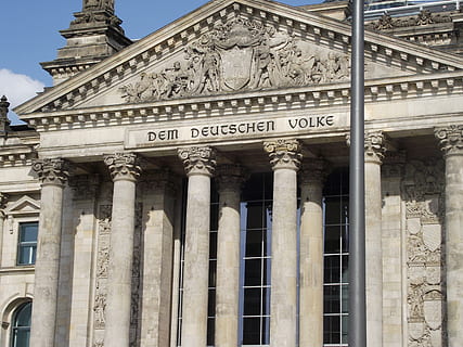 strutture, Berlino, storicamente, architettura, struttura costruita, esterno dell'edificio, testo, colonna architettonica, Inquadratura dal basso, giorno, nessuno, storia, il passato, sceneggiatura occidentale, comunicazione, costruzione, destinazioni di viaggio, sceneggiatura non occidentale, copione, turismo, frontone, viaggio, governo, 4K, CC0, dominio pubblico, privo di copyright