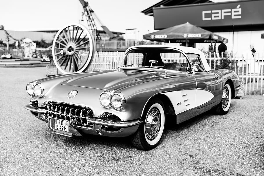 auto, vozidlo, korveta, oldtimer, klasický, přeprava, způsob dopravy, pozemního vozidla, motorové vozidlo, Historické auto, architektura, retro stylu, den, město, nikdo, ulice, stacionární, zaměřit se na popředí, vinobraní, silnice, kolo, stavba, antický, luxus, 5K