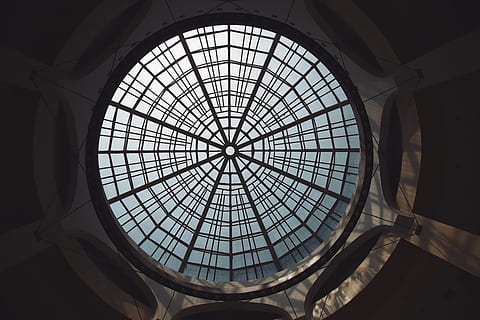 struttura in cemento grigio, costruzione, architettura, finestra, lucernario, Torre dell'orologio, Torre, edificio per uffici, abside, cristallo, cupola, acciaio, hangar, centro Congressi, spirale, cibo, verdura, pianta, cetriolo, osservatorio, fabbrica, struttura costruita, soffitto, Inquadratura dal basso, in casa, vetro - materiale, modello, forma geometrica, forma, nessuno, caratteristica architettonica, direttamente sotto, architettura e arte, design, luce del sole, cerchio, ornato, 5K, CC0, dominio pubblico, privo di copyright