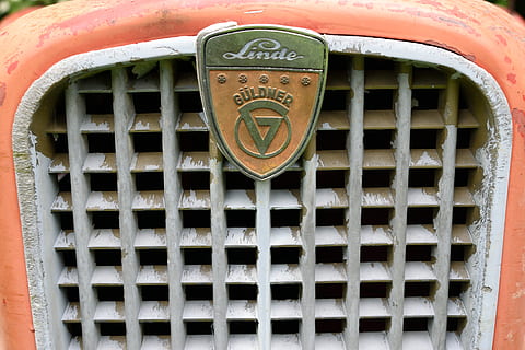 logo, vecchio, trattore, metallo, modello, giorno, nessuno, avvicinamento, all'aperto, cerchio, forma, forma geometrica, rosso, testo, comunicazione, design, fotogramma intero, mezzi di trasporto, sfondi, modo di trasporto, caratteristica della parete, griglia metallica, architettura, color argento, 5K, CC0, dominio pubblico, privo di copyright