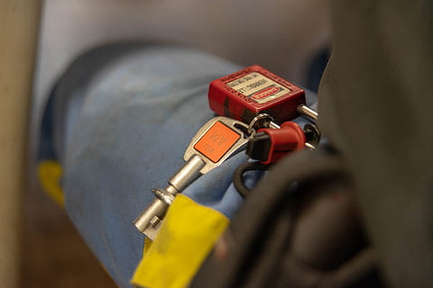lucchetto, chiave, lavoro, sicurezza, vicino, u-lock, portachiavi, serratura, avvicinamento, messa a fuoco selettiva, rosso, in casa, combustibile e produzione di energia, rifornimento carburante, una persona, servizio, adulto, pompa di benzina, parte del corpo umano, industria, mano, finanza, occupazione, mano umana, singolo oggetto, consumismo, 5K, CC0, dominio pubblico, privo di copyright
