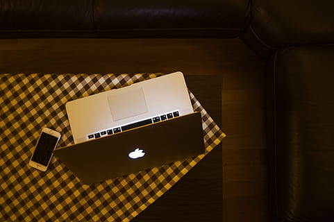 MacBook, Laptop, Computer, Apfel, Technologie, iphone, Handy, Mobiltelefon, Tischdecke, kariert, Abend, drinnen, keine Leute, Tabelle, High Angle View, Wohnraum, Kommunikation, Text, Box, Möbel, kabellose Technologie, Container, kopieren sie platz, Karton, Kunst, Kultur und Unterhaltung, Papier-, Verbindung, Sitz, Bodenbelag, 1080P, CC0, gemeinfrei, lizenzfrei