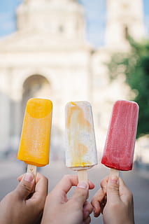 tre, assorteret, popsicle sticks, human, person, ungarn, budapest, is pop, is, sommer, venner, søde sager, mad, konfekture, turkis, creme, dessert, fløde, pattedyr, dyr, hest, beklædning, tøj, menneskelig hånd, frosne fødevarer, sød, sødt mad, hånd, aromatiseret is, Frosset, menneskelig kropsdel, bedrift, mad og drikke, mejeriprodukt, fristelse, overbærenhed, en person, kropsdel, fokus på forgrunden, finger, udendørs, frosset sød mad, smeltning, 5K, CC0, offentligt domæne, royaltyfrie