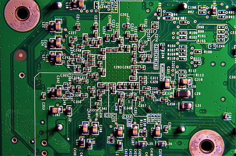 elektronika, komputer, obwody, technologia, płytka drukowana, branża elektroniczna, czip komputerowy, zielony kolor, przemysł, wyposażenie komputera, sprzęt, zbliżenie, złożoność, żadnych ludzi, pełna ramka, płyta główna, połączenie, tła, część komputerowa, wewnątrz, innowacja, martwa natura, element elektryczny, sprzęt elektryczny, 4K, CC0, domena publiczna, darmowe zdjęcia