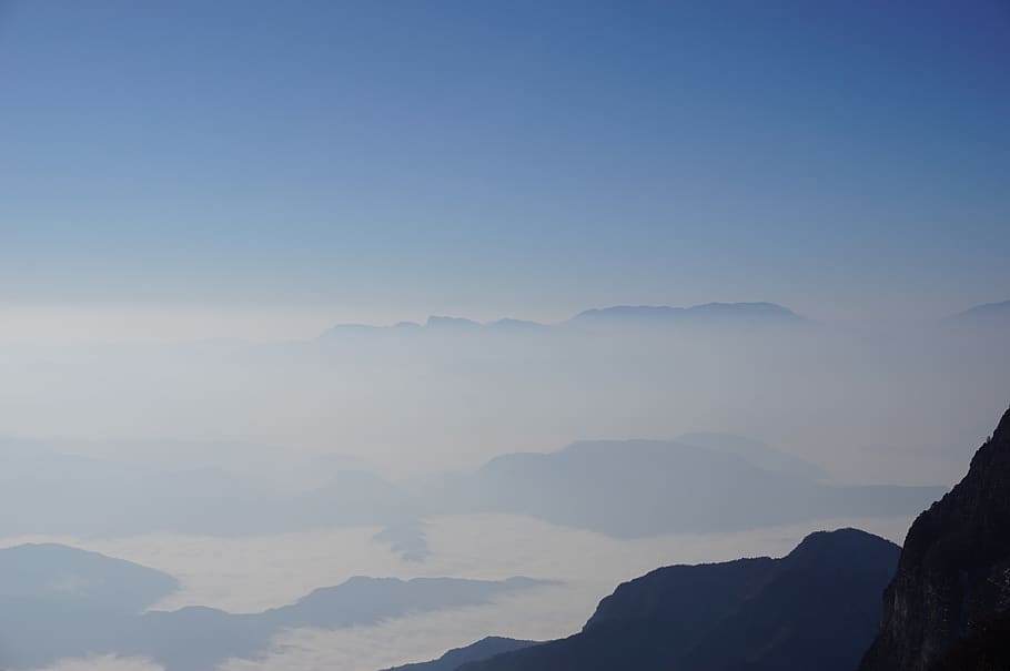 muntanya emei, núvols, muntanya, cel, bellesa a la natura, escenics - natura, escena tranquil·la, tranquil·litat, Serra, naturalesa, escena no urbana, idíl·lic, còpia espai, blau, núvol - cel, silueta, rock, cap gent, a l'aire lliure, remot, dia, cim de muntanya, 2K