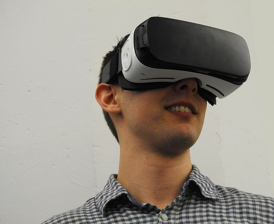 realitat virtual, tecnologia, la realitat, virtual, auriculars, entreteniment, futurista, dispositiu, home, una persona, funció de construcció de parets, persones reals, tirada al cap, a l'interior, vista frontal, gots, simulador de realitat virtual, mirant, retrat, estils de vida, home jove, somrient, activitat d'oci, homes, roba casual, tecnologia sense fils, adult jove, Ulleres de 3 d, boca oberta, 4K