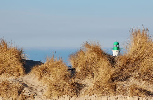 naturalesa, far, warnemünde, cel, terra, planta, herba, cap gent, dia, paisatge, aigua, cel clar, platja, còpia espai, estructura construïda, exterior de l'edifici, arquitectura, medi ambient, a l'aire lliure, escenics - natura, 2K, CC0, domini públic, lliure de regalies