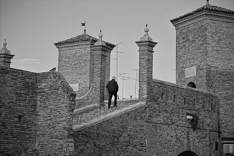 comacchio, arquitectura, monument, estructura construïda, exterior de l'edifici, edifici, història, el passat, vista del darrere, persones reals, cel, una persona, turisme, destinacions de viatge, homes, dia, torre, activitat d'oci, naturalesa, viatjar, longitud completa, cel clar, a l'aire lliure, arc, paret de pedra, maó, 5K, CC0, domini públic, lliure de regalies