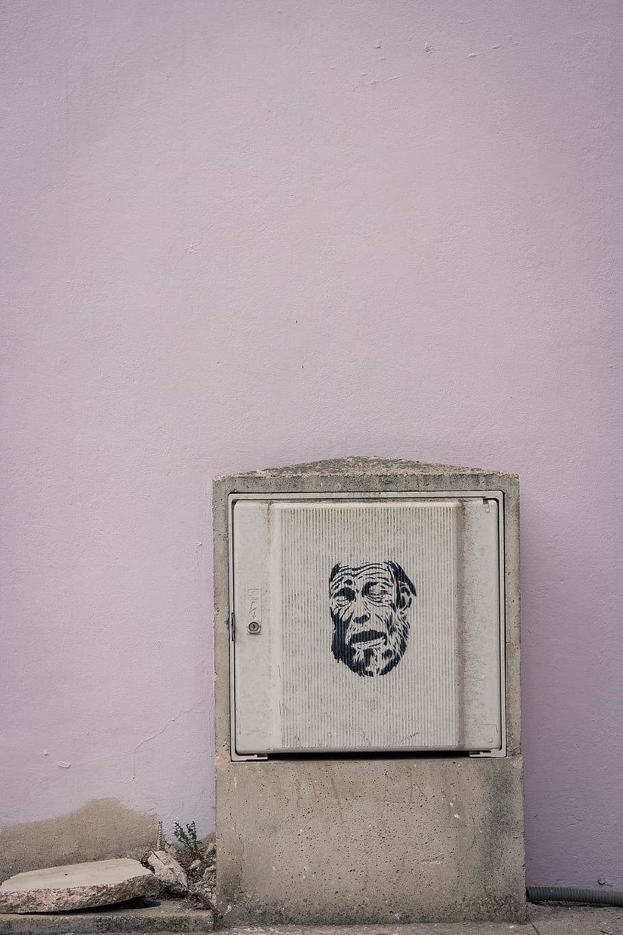 bloc de formigó gris, etiqueta, text, espanya, mallorca, pollença, paret, art, adhesiu, carrer, art de carrer, concret, llosa, pintura, aleatòria, personatge, il·lustració, plantilla, urbà, graffiti, funció de construcció de parets, cap gent, còpia espai, arquitectura, estructura construïda, dia, Caixa, a l'interior, representació, contenidor, primer pla, caixa-contenidor, comunicació, vell, signe, seguretat, representació humana, 5K