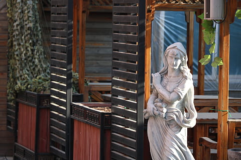 Segen, Engel, Statue, Skulptur, menschliche Darstellung, Darstellung, Kunst und Handwerk, die Architektur, gebaute Struktur, männliche Ähnlichkeit, Tag, Kreativität, Gebäude, keine Leute, Gebäudehülle, weibliche Ähnlichkeit, Spiritualität, Religion, Holz - Material, Glauben, draußen, Kunst, 1080P, CC0, gemeinfrei, lizenzfrei