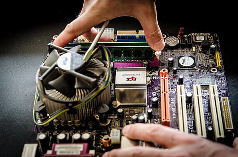 service, computere, reparation, elektronik, computer, computerudstyr, det, komponenter, teknologi, udstyr, menneskelig hånd, hånd, menneskelig kropsdel, en person, musik, kropsdel, kunstkultur og underholdning, beskæftigelse, rigtige mennesker, herrer, bedrift, tæt på, indendørs, finger, menneskelig finger, arbejder, voksen, kompleksitet, klub dj, menneskelig lem, natteliv, 1080P, CC0, offentligt domæne, royaltyfrie