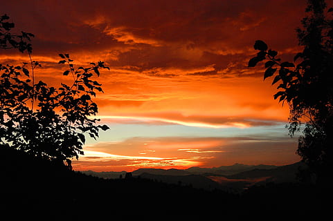 posta de sol, pauri garhwal, posta de sol vermella, bellesa a la natura, color taronja, escenics - natura, cel, silueta, tranquil·litat, arbre, escena tranquil·la, planta, núvol - cel, idíl·lic, naturalesa, muntanya, cap gent, cel dramàtic, por, escena no urbana, a l'aire lliure, medi ambient, cel romàntic, 2K, CC0, domini públic, lliure de regalies