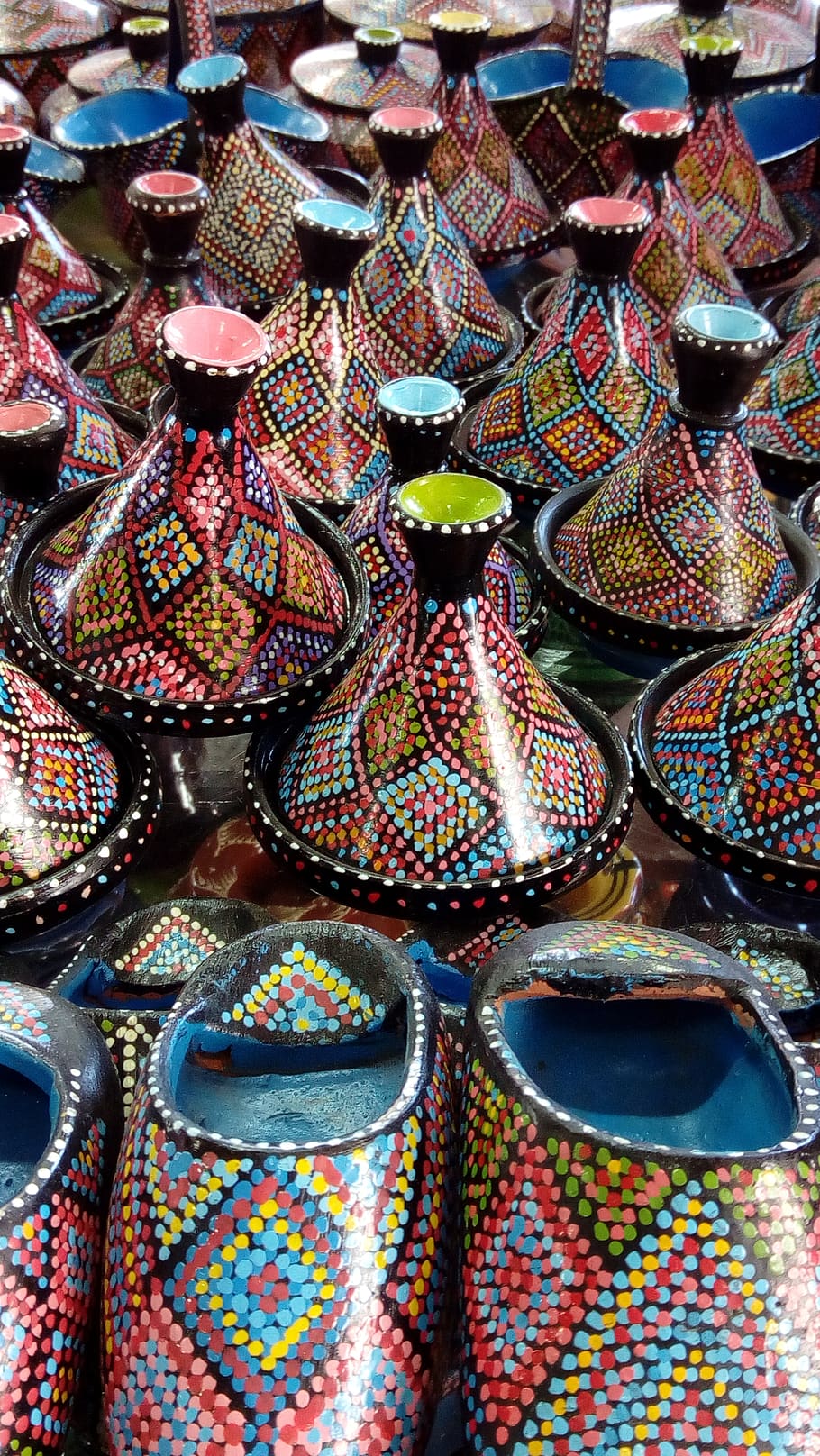 marroquí, artesanies, venda al detall, multicolor, a la venda, mercat, Paradeta, variació, elecció, patró, gran grup d'objectes, cap gent, marc complet, abundància, arranjament, visualització al detall, fons, natura morta, en fila, costat a costat, negocis, art i artesania, venda, a l'aire lliure, 5K